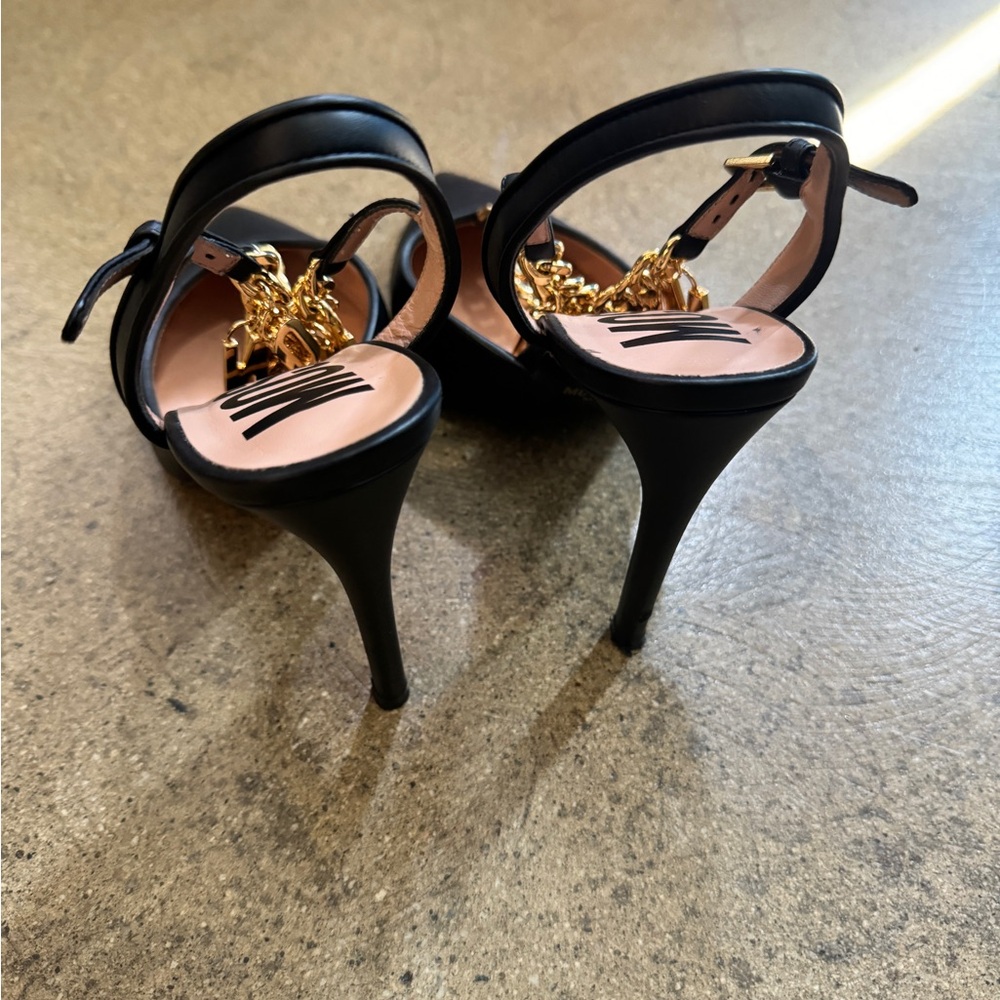 Moschino Sandalia Moschino Heels
Size 37
Like New - Picture 4 of 5